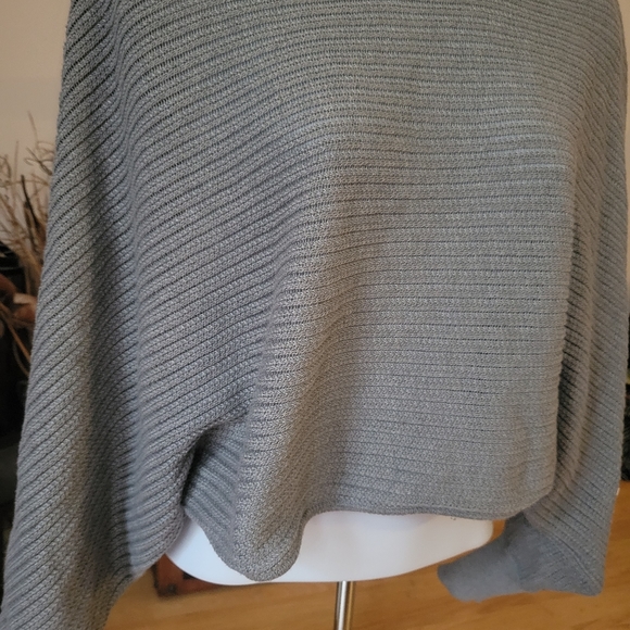 Hyfve boutique cropped gray sweater - Picture 2 of 8